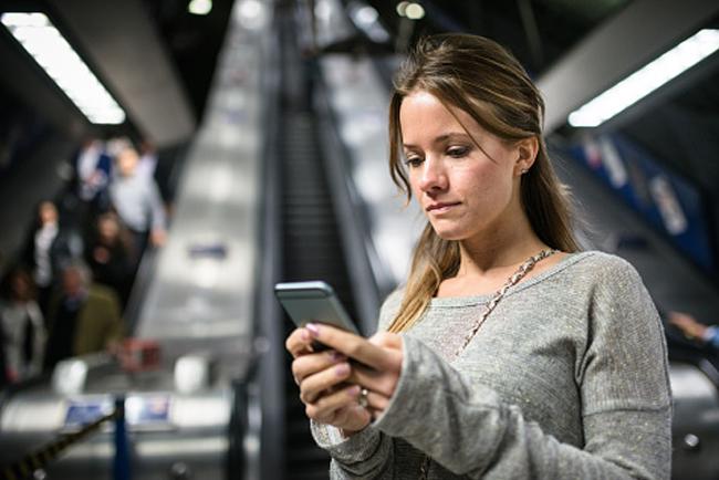 Usar smartphone en el metro